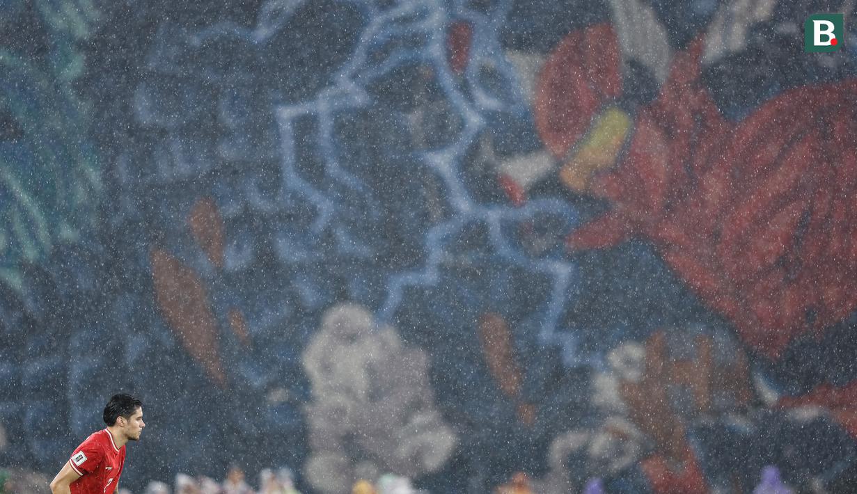 Pemain Timnas Indonesia, Kevin Diks dengan latar belakang bergambar Gundala pada koreografi raksasa dari suporter La Grande saat laga lanjutan putaran ketiga Grup C Kualifikasi Piala Dunia 2026 melawan Jepang di Stadion Utama Gelora Bung Karno (SUGBK), Senayan, Jakarta, Jumat (15/11/2024). (Bola.com/Bagaskara Lazuardi)