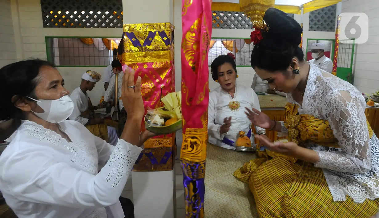 Seorang perempuan mengikuti ritual potong gigi massal di Pura Giri Kusuma, Kota Bogor.
