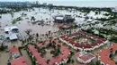 Foto udara diambil pada 27 September 2024 memperlihatkan lapangan tenis Arena GNP yang terendam banjir setelah Badai John di Acapulco, Negara Bagian Guerrero, Meksiko. (Francisco ROBLES/AFP)