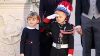 Pangeran Jacques dari Kerajaan Monako (kanan) memberi hormat di sebelah Putri Gabriella selama perayaan yang menandai Hari Nasional Monako di Istana Monako, 19 November 2020. (Valery HACHE / POOL / AFP)