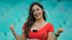 Model Larissa Riquelme berpose sebelum pertandingan Copa America 2019 yang mempertemukan Paraguay dengan Kolombia di Fonte Nova Arena, Salvador, Brasil, Minggu (23/6/2019). Larissa Riquelme merupakan model sekaligus aktris asal Paraguay. (Raul ARBOLEDA/AFP)