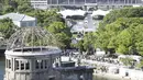 Warga Jepang berkumpul untuk memperingati 72 tahun tragedi bom Hiroshima di Peace Memorial Park di Hiroshima, Jepang (6/8). Dalam upacara peringatan tersebut turut hadir Perdana Menteri Jepang Shinzo Abe. (Shingo Nishizume/Kyodo News via AP)