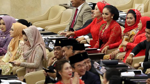 Menjadi anggota DPR RI.
