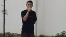 <p>Mengusung tema kain, Jonatan Christie memilih kain batik sebagai bawahan, dipadunya dengan t-shirt hitam, dan sandal. Foto: Instagram.</p>