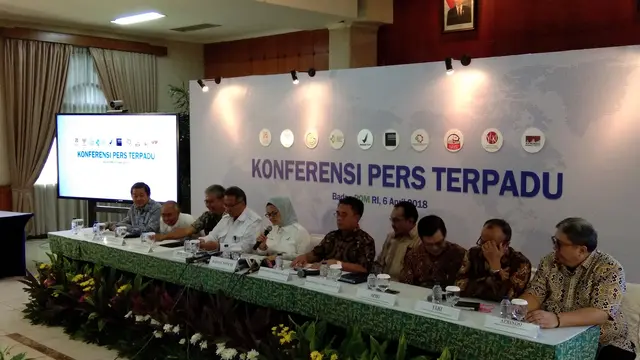 Badan Pengawas Obat dan Makanan bersama Kementerian Kelautan dan Perikanan, Kementerian Perindustrian, dan sejumlah asosiasi pelaku usaha menarik produk ikan makarel dalam kaleng yang mengandung cacing, dalam konferensi pers di Jakarta, Jumat (6/3/2018).