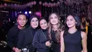 Turut hadir Luna Maya yang mengenakan dress hitam simpel dengan rambut panjang yang digerai. @ollaramlan.