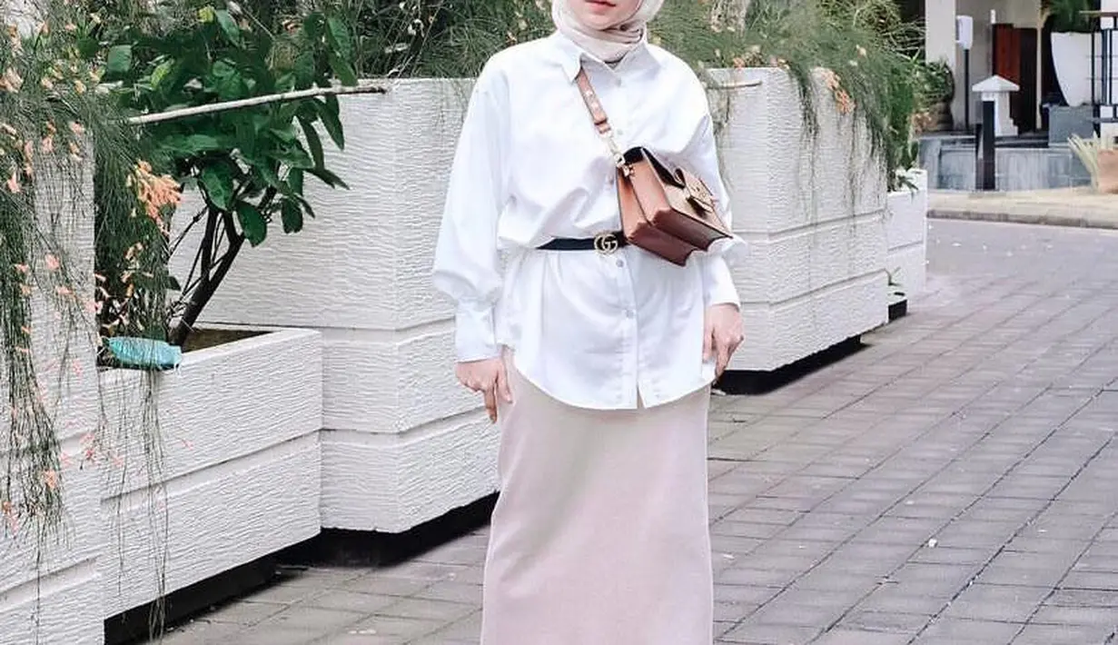 Simple tapi stylish, padukan oversized shirt, pencil skirt, ikat pinggang, dan sneakers ala Lesti Kejora ini. (Instagram/lestykejora).
