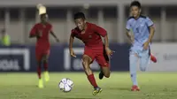 Striker Timnas Indonesia U-16, Ruy Arianto, berebut bola dengan pemain Kepulauan Mariana Utara pada laga babak Kualifikasi Piala AFC U-16 2020 di Stadion Madya, Jakarta, Rabu (18/9). Indonesia menang 15-1. (Bola.com/Yoppy Renato)