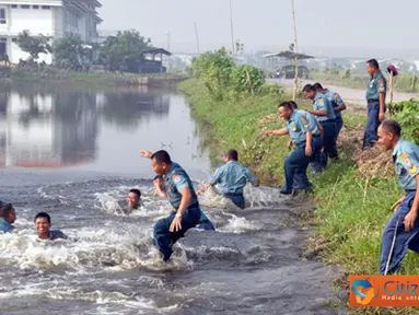 Citizen6, Sidoarjo: Selesai upacara, acara dilanjutkan acara tradisi penyiraman air kembang. Kemudian 45 personel yang telah naik pangkat tersebut menceburkan diri di sungai. (Pengirim: Budi Abdillah)