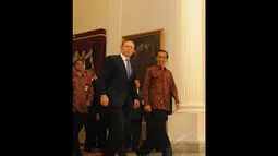 Ketika menemui Perdana Menteri Australia Tony Abbott, Presiden Jokowi mengenakan batik cokelat tua, Jakarta, (20/10/14). (Liputan6.com/Herman Zakharia)