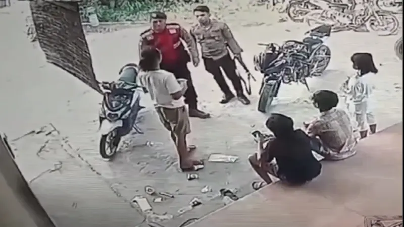 Tangkapan layar rekaman CCTV detik-detik oknum polisi menampar warga di Mesuji, Lampung. Foto : (Istimewa).