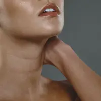 Garis dan kerutan di leher bisa membuat penampilanmu tampak tua. Simak cara mengatasinya berikut ini. (FOTO: Unsplash.com/Clem Onojeghuo).