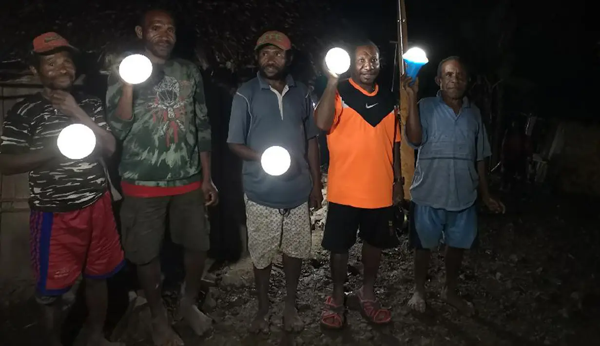 Warga menunjukkan Lampu Tenaga Surya Hemat Energi (LTSHE) di Distrik Puldama, Kabupaten Yahukimo, Provinsi Papua. Nyala lampu bisa diatur maksimal, medium atau  redup. (Liputan6.com/HO/Hadi M Juraid)