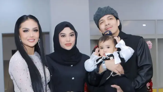 Tampilan Serba Hitam Keluarga Krisdayanti di Konser Super Diva