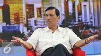 Menkopolhukam Luhut Binsar Pandjaitan saat wawancara khusus di SCTV Tower, Jakarta, Selasa (17/5). Luhut mengatakan mundurnya Ade Komarudin dari calon Ketua Umum Partai Golkar sebagai bentuk kedewasaan. (Liputan6.com/Herman Zakharia)