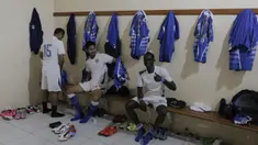 Punggawa Persib, Makan Konate bersama Ahmad Jufriyanto bersiap di ruang ganti jelang leg kedua semi final Piala Presiden melawan Mitra Kukar di Stadion Si Jalak Harupat, Bandung, Sabtu (10/10/2015). (Bola.com/Vitalis Yogi Trisna)