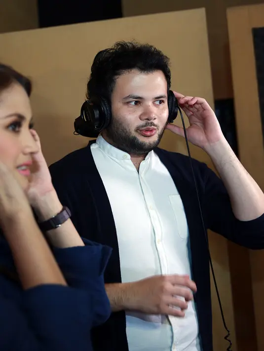 Dijumpai di Studio 8, Jalan Ahmad Dahlan, Kebayoran Baru, Jakarta Selatan, Selasa (20/10/2015), Fazura mengaku merasa dijodohkan ketika mengisi soundtrack film garapan sutradara Rizal Mantovani tersebut. (Deki Prayoga/Bintang.com)