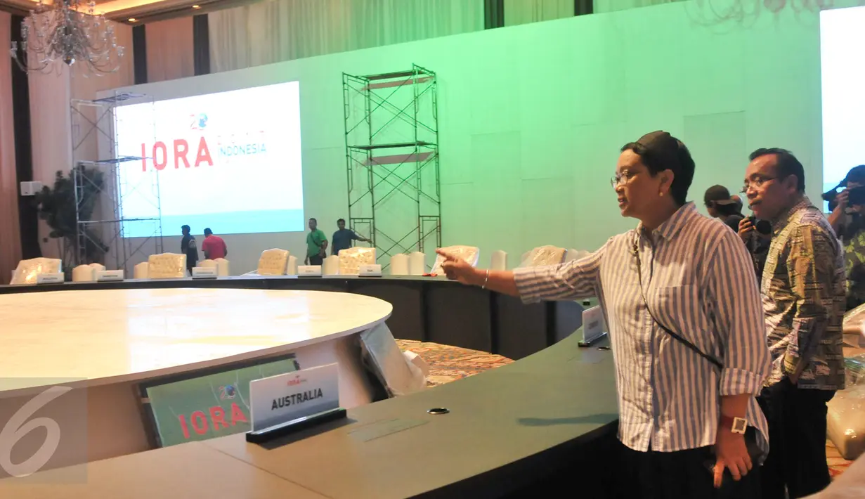 Menteri Luar Negeri Retno LP Marsudi melihat kesiapan venue yang akan digunakan untuk IORA di Jakarta Convention Centre (JCC), Jakarta, Sabtu (4/3). Indonesia akan menjadi tuan rumah KTT IORA di Jakarta pada 5-7 Maret 2017.  (Liputan6.com/Yoppy Renato)