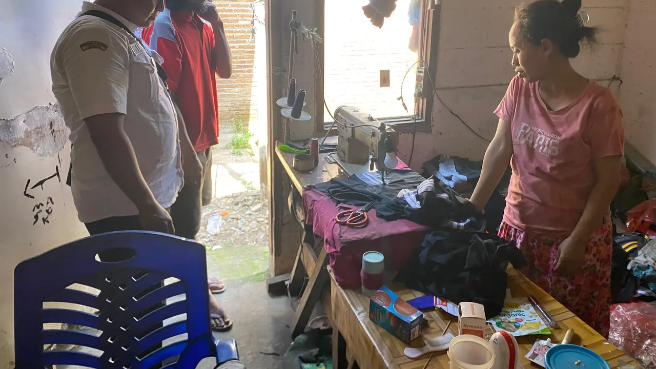 Hartini yang bekerja menjahit sempat mengaku pasrah dengan kondisi anaknya.