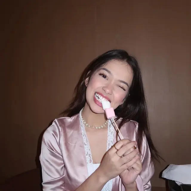Potret Terbaru Rebecca Klopper Pakai Piyama Pink. (instagram/rklopperr)