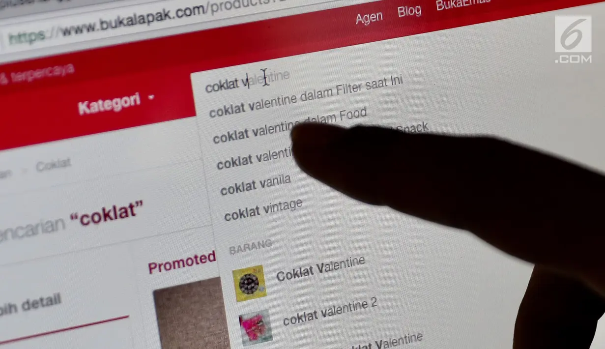 Pelanggan memilih cokelat di situs belanja online, Jakarta, Rabu (14/2). Tradisi memberi cokelat di Hari Kasih Sayang atau Valentine’s Day menyebabkan barang tersebut menjadi yang paling dicari setiap tanggal 14 Februari. (Liputan6.com/Immanuel Antonius)
