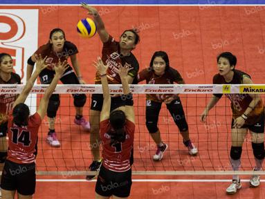 Pevoli Jakarta Elektrik PLN, Aprilia Manganang, melakukan smash saat melawan Jakarta Pertamina Energi pada final Proliga 2016 di Istora Senayan, Jakarta, Minggu (15/5/2016). (Bola.com/Vitalis Yogi Trisna)