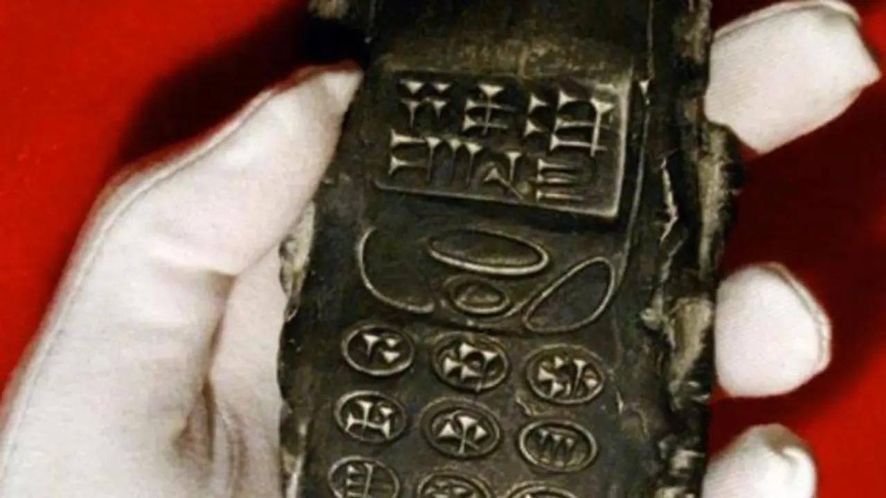 Ponsel misterius berusia 800 tahun, teknologi alien atau hoax?