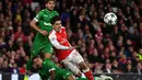 Pemain Arsenal, Hector Bellerin, dilanggar pemain Ludogorets, Anicet Abel, dalam laga Grup A Liga Champions di Stadion Emirates, Kamis (20/10/2016) dini hari WIB. (AFP/Ben Stansall)