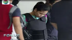 Selain bahan kimia juga dilihatkan baju yang digunakan Siti Aisyah sebelum resmi dijadikan barang bukti.