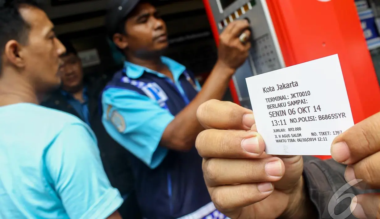 Pengendara  dibantu juru parkir melakukan transaksi parkir dengan parkir meter, kawasan jalan Sabang, Jakarta, Senin (6/10/2014) (Liputan6.com/Faizal Fanani)