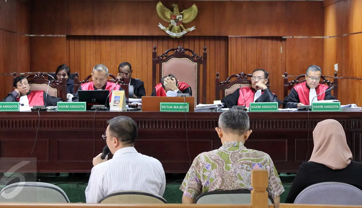 Sejumlah saksi dihadirkan pada sidang lanjutan kasus penyuapan Kepala Bappeti Syahrul Raja Sempurnajaya dengan terdakwa mantan Direktur PT Bursa Berjangka Jakarta Bihar Sakti Wibowo, di Pengadilan Tipikor, Jakarta, Senin (6/7). (Liputan6.com/Helmi Afandi)