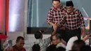Paslon DKI Jakarta no 2, Ahok dan Djarot bersalaman dengan pendukungnya usai debat terakhir Pilgub DKI Jakarta 2017 di Hotel Bidakara, Jakarta, Rabu (12/4). (Liputan6.com/Faizal Fanani)