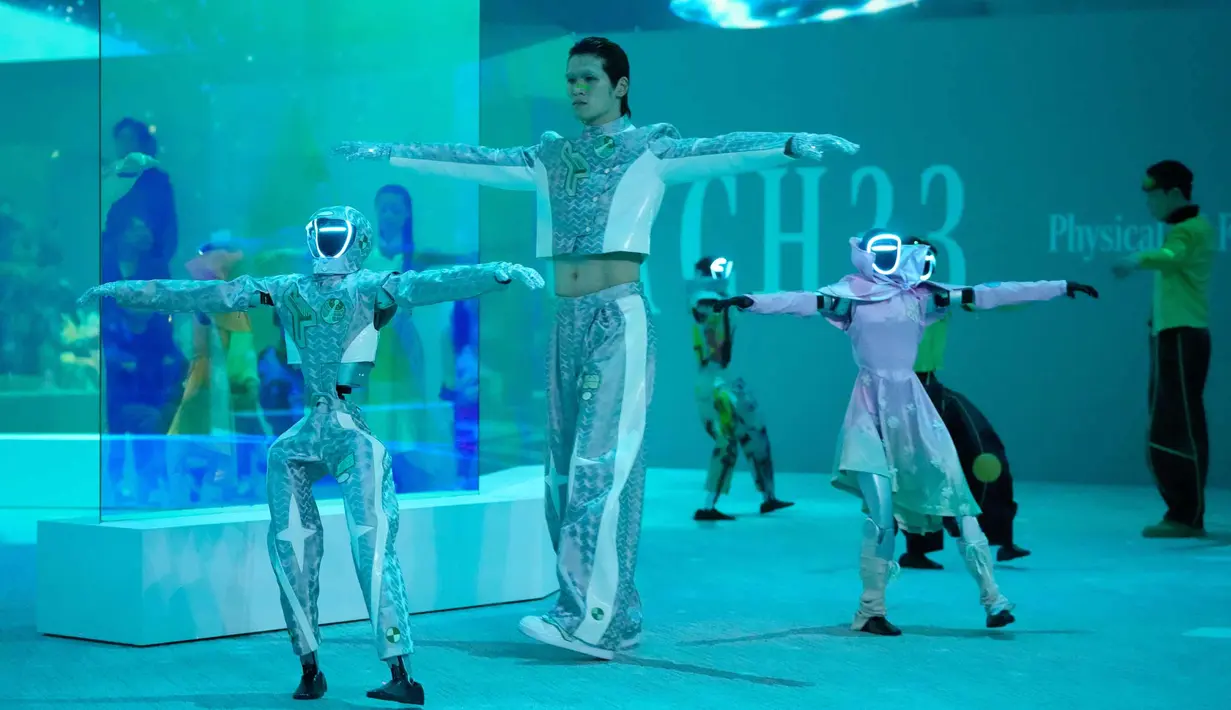 Robot humanoid dan model-model ikut serta dalam MACH33: Physical AI Fashion Show dari Galaxy Corporation di Seoul, Korea Selatan, Kamis 28 Mei 2026. (AP Photo/Ahn Young-joon)
