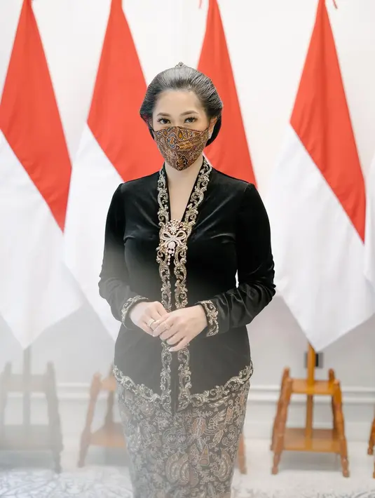 Kebaya velvet warna hitam terlihat mewah dengan detail bordiran emas. Aliya pun melengkapi penampilannya dengan kain batik dan bros emas. [@ruby_26]