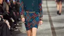 Gaun jumper Argyle dengan motif tartan Skotlandia dan Inggris, memperlihatkan kemampuan Virginie Viard dalam  bermain dengan dinamika maskulin-feminin - kode Chanel yang klasik. Dihiasi dengan permata yang indah dan mengesankan karya Goossens, memberikan kesan menggoda dan nakal.  [Dok/Chanel]