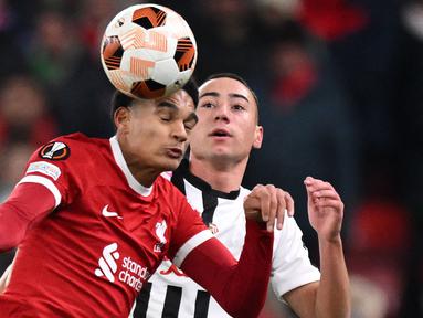 Jarell Quansah menjadi pemain muda Liverpool di sektor pertahanan. Meski dihuni nama-nama top seperti Virgil van Dijk, Joe Gomez, Ibrahima Konate, dan Joel Matip, Jurgen Klopp beberapa kali mempercayakan posisi bek tengah kepada Quansah. Pemain 20 tahun itu telah tampil sebanyak 14 pertandingan dengan membuat 1 gol dan 2 assist. (AFP/Oli Scarff)