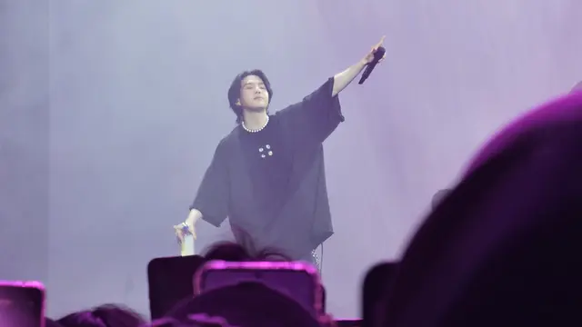 Suga BTS di konser Agust D Tour D-D2 in Jakarta difoto dengan Galaxy S23 Ultra.