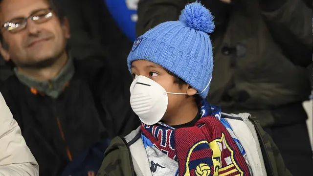 Italia Darurat Corona, Para Suporter Kenakan Masker di Laga Napoli vs Barcelona