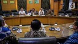Menko Polhukam Mahfud Md (kedua kiri) saat berbincang dengan jajaran Grup Emtek di Kantor Kemenko Polhukam, Jakarta, Kamis (12/3/2020). Jajaran Grup Emtek mengunjungi Mahfud Md untuk bersilatuhrami. (Liputan6.com/Faizal Fanani)