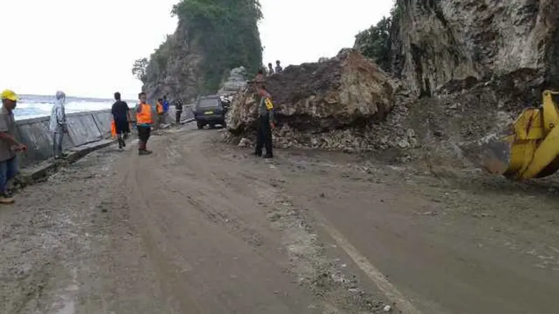 Longsor Timbun Jalan Poros Sepanjang 16 Km Di Majene, Sulbar