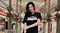Stevie Agnecya cukup sering mengunggah gaya OOTD di akun Instagram pribadinya. Bahkan, penampilannya menggunakan kaus dengan makeup sederhana kerap curi perhatian netizen. (Liputan6.com/IG/@steviagnecya)