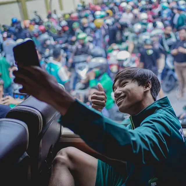 6 Potret Tim Persebaya saat Diberangkatkan ke Bali, Diiringi Ratusan Bonek