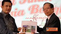 Citizen6, Makassar: Menteri Kelautan dan Perikanan, Fadel Muhammad, mendapat cendramata dari BEM UIN.  (Pengirim: Efrimal Bahri)