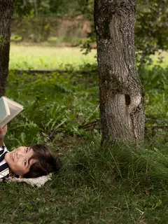 Sahabat Fimela, ternyata liburan bersama keluarga bukan cuma seru-seruan saja, lho, tapi juga penuh manfaat tersembunyi yang jarang disadari. Dari mempererat hubungan hingga membuat anak lebih mandiri, yuk, kita cari tahu kenapa momen ini begitu berharga! (Foto dok: Freepik/pikisuperstar).