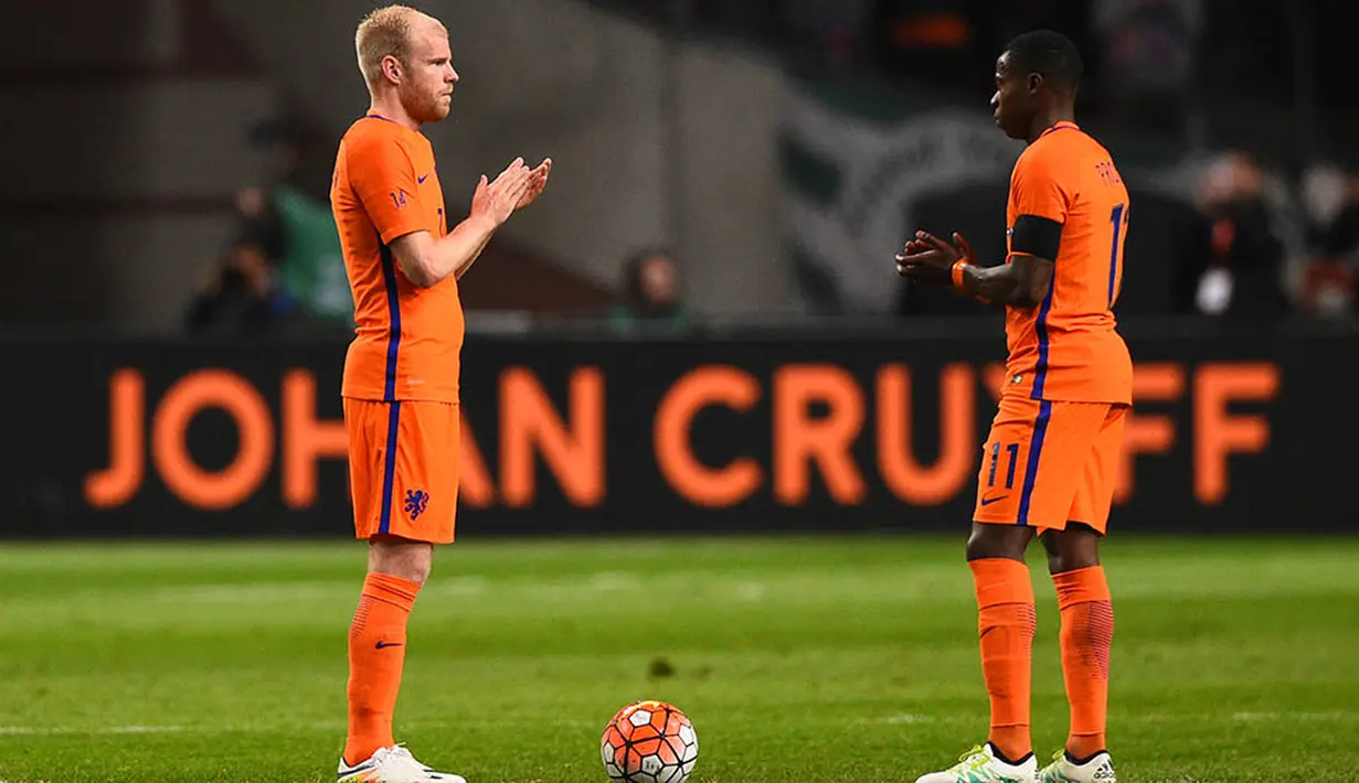 Gelandang Belanda, Davy Klaassen bersama Quincy Promes memberikan penghormatan untuk Johan Cruyff pada laga persahabatan melawan Prancis di Stadion Amsterdam Arena, Amsterdam, Jumat (25/3/2016). Belanda takluk 2-3 dari Prancis. (AFP/Franck Fife)