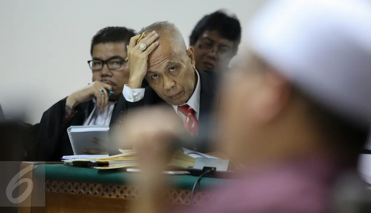 Terdakwa kasus dugaan tindak pidana korupsi suap Majelis Hakim dan Panitera PTUN Medan OC Kaligis mendengarkan keterangan saksi saat sidang lanjutan dengan agenda pemeriksaan saksi di Pengadilan Tipikor, Jakarta, Senin (28/9). (Liputan6.com/Faizal Fanani)