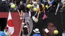 Petenis Naomi Osaka memberikan tandatangan ke fans usai bertanding melawan Marie Bouzkova pada pertandingan putaran pertama tenis Australia Terbuka di Rod Laver Arena, Melbourne, Australia, Senin (20/1/2020). Osaka akan bertemu Zheng Saisai dari China pada putaran kedua. (AP Photo/Lee Jin-man)