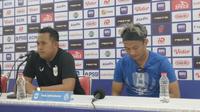 Wahyu Tri Nugroho (kanan) saat sesi konferensi pers usai laga Persis Solo Vs PSIS Semarang di Stadion Manahan, Sabtu (3/9/2022) petang WIB. (Bola.com/Hery Kurniawan)