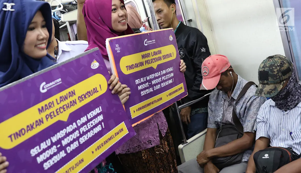 Petugas PT KCI mengenakan kebaya saat sosialisasi pencegahan pelecehan seksual di KRL, Jakarta, Jumat (20/4). Kegiatan ini bertema ‘Komuter Pintar Peduli Sekitar’. (Liputan6.com/Immanuel Antonius)