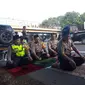 Saat para polisi salat berjemaah, dua rekan mereka menjaga di tepi jalan tol. (Liputan6.com/Panji Prayitno)